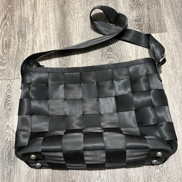 Harvey’s Seatbelt Bag - Picture 2 of 6